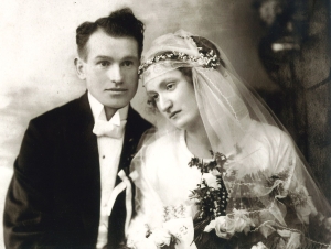Svatební foto novomanželů Anny a Aloise Liškových, 7. 5. 1921, archiv rodiny Steinerových