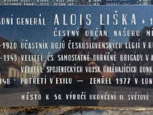 Detail pomníku obětem světových válek v Brandýse nad Labem – Staré Boleslavi, od roku 1995 doplněná deska připomínající generála Aloise Lišku